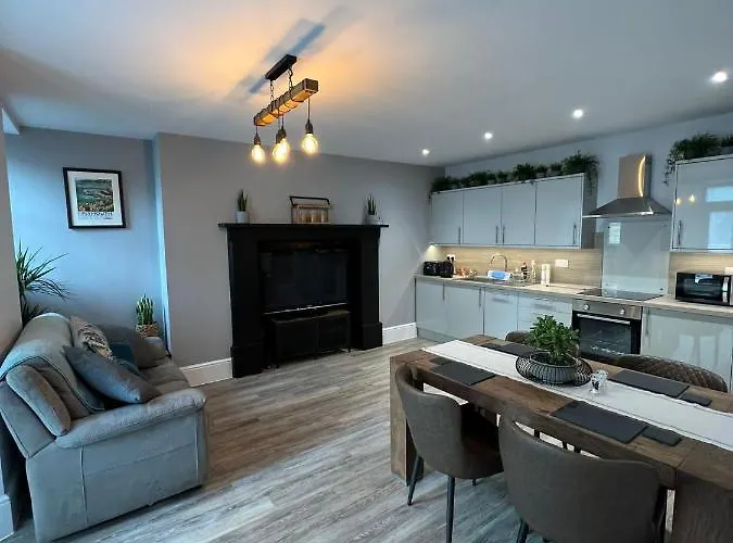 Two Bed Garden Apartment On The Plymouth Hoe